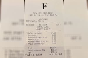 Mostró el ticket de cuánto gastó en un restaurante en Miami y abrió el debate sobre la propina