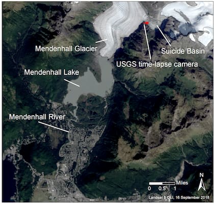 La cuenta Suicide nace en uno de los laterales del glaciar Mendenhall sobre Juneau, Alaska
