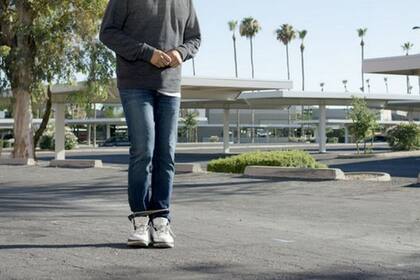 La cuerda se enrolla de forma tal que limita el movimiento de las piernas