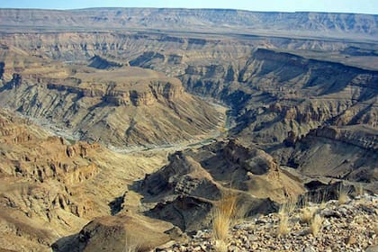 La cueva Apolo 11 está en el cañón de Fish, en el sur de Namibia, y fue bautizada así por el investigador Erich Wendt, que se encontraba allí cuando la nave de ese nombre regresó exitosamente de la luna