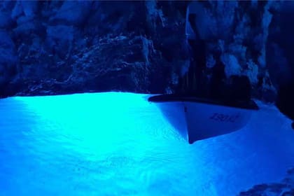 La cueva Azul, en la isla croata de Bisevo, se puede visitar en barco