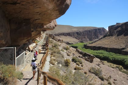 La Cueva de las Manos está ubicada en el cañadón del valle del río Pinturas, que era llamado por los tehuelches "Kolon Niyeu" (tierra de colores). Los sectores con pinturas más destacados se ubican sobre la margen derecha aproximadamente a 88 metros sobre el nivel del río