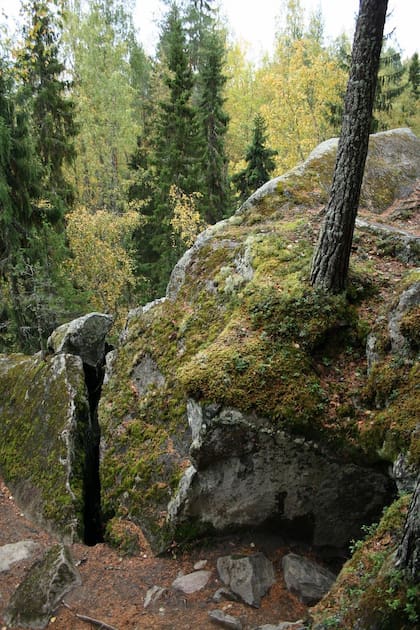 La cueva Pirunkirkko se convirtió en refugio de los pobladores circundantes durante la Gran Ira