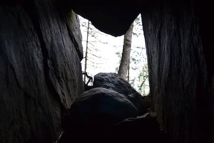 La cueva tiene techos abovedados y mide 34 metros de largo
