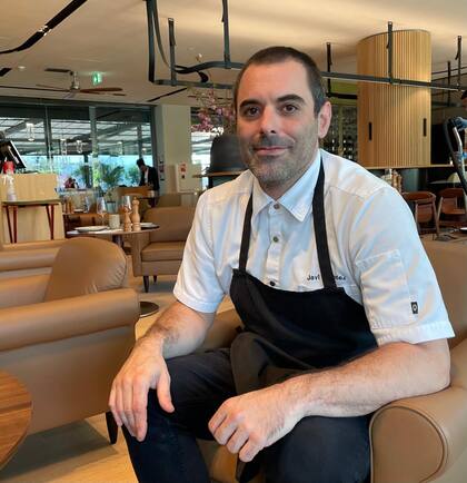 La cuidada propuesta del chef sevillano Javier Mendez contempla los distintos momentos del día y ocasiones: "se puede cenar, pero también picar algo acompañando algún trago, en la barra, de manera más informal", detalla.