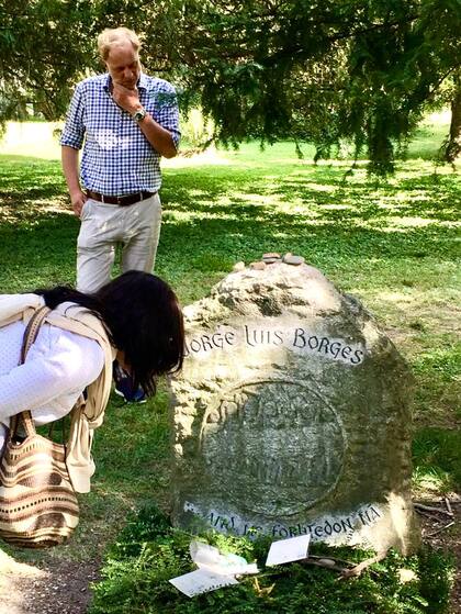 La cultura Argentina ya es parte de sus intereses, y en Ginebra, Suiza, decidió visitar la tumba de Jorge Luis Borges