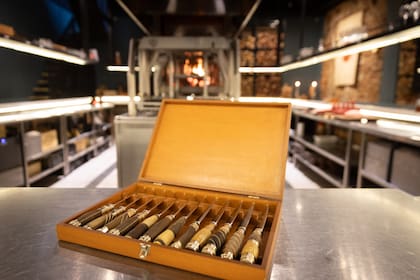 La cultura del asado argentino es el eje de la propuesta, cada comensal elije el cuchillo que quiere usar.