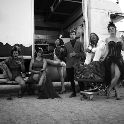 La cultura del circo, la vida nómade y la combinación de artes es lo que cautivó a Zuka para decidir seguir su camino como malabarista; aquí, junto a sus compañeros del circo francés Cirkulez