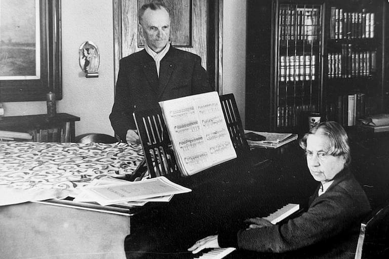 Vista panorámica de la entrada al pueblo, primeras casas y puente sobre el río Del Medio. Helmut y Hedwig Cabjolsky en la casa Mirabell que construyeron en 1955, cuando él se retiró de su actividad profesional