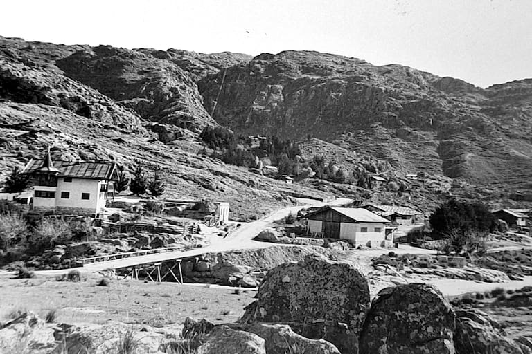 Vista panorámica de la entrada al pueblo, primeras casas y puente sobre el río Del Medio. Helmut y Hedwig Cabjolsky en la casa Mirabell que construyeron en 1955, cuando él se retiró de su actividad profesional