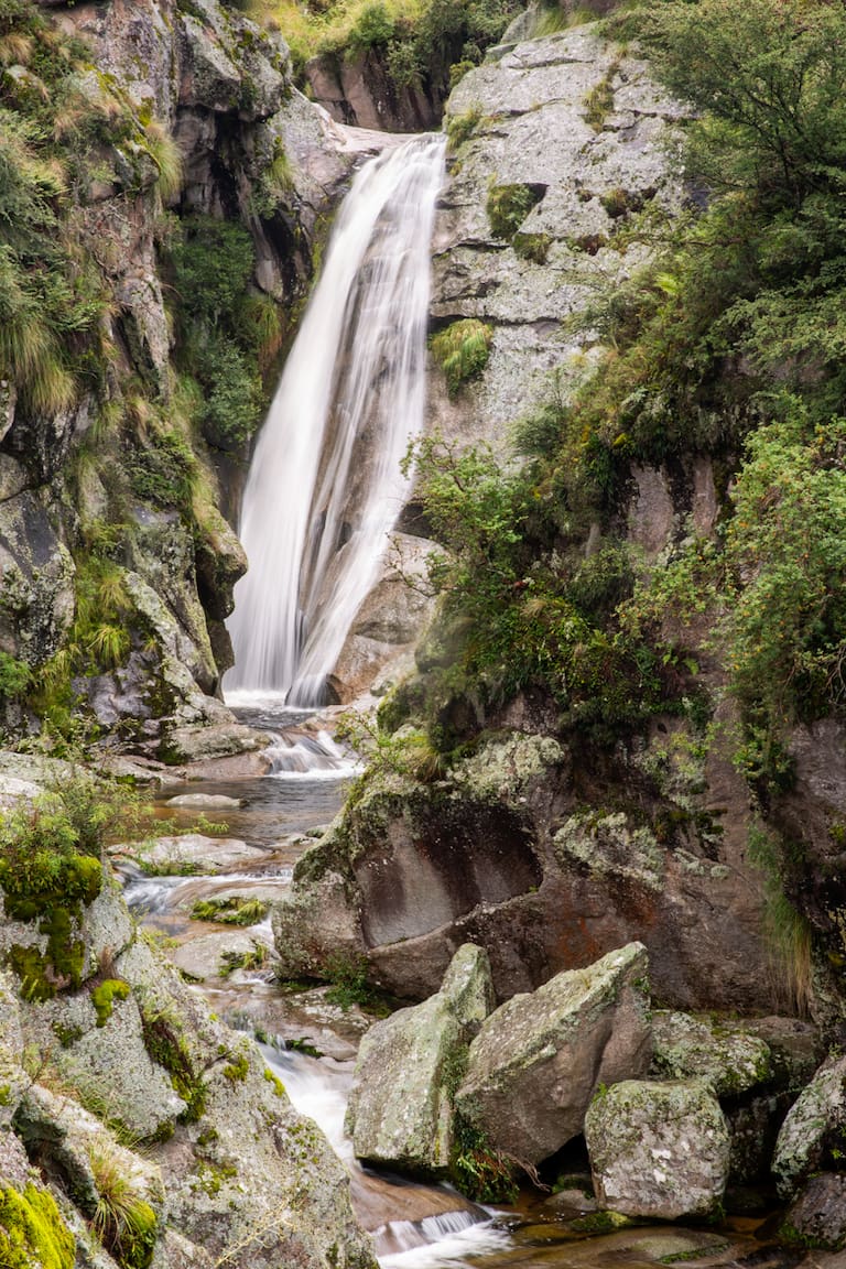 Hedwig Behrend en La Cumbrecita con pantalones de gaucho y la cascada que la cautivó