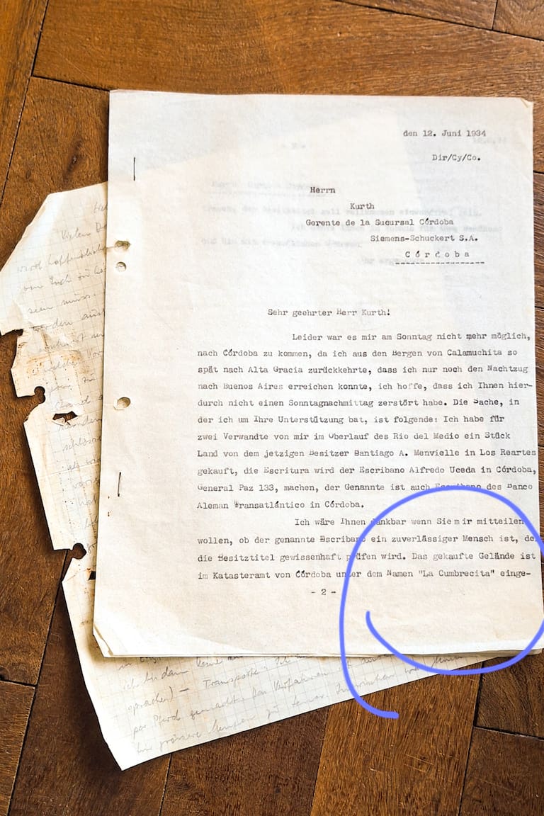 Carta de Helmut Cabjolsky (padre) al gerente de la empresa Siemens en la cuidad de Córdoba donde se menciona el campo denominado, ya en ese entonces, "La Cumbrecita" (1934) y Klaus Cabjolsky en el gallinero (1938)