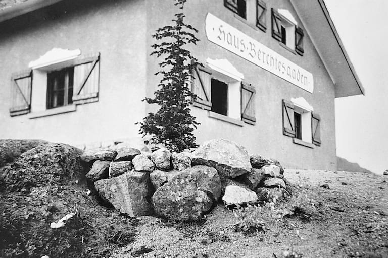 Klaus y Helmut con su abuela materna Dutta y la casa Haus Berchtesgaden (1936), la primera casa construida de material, donde la familia veraneaba y recibía amigos; todavía está en pie en el predio del hotel La Cumbrecita