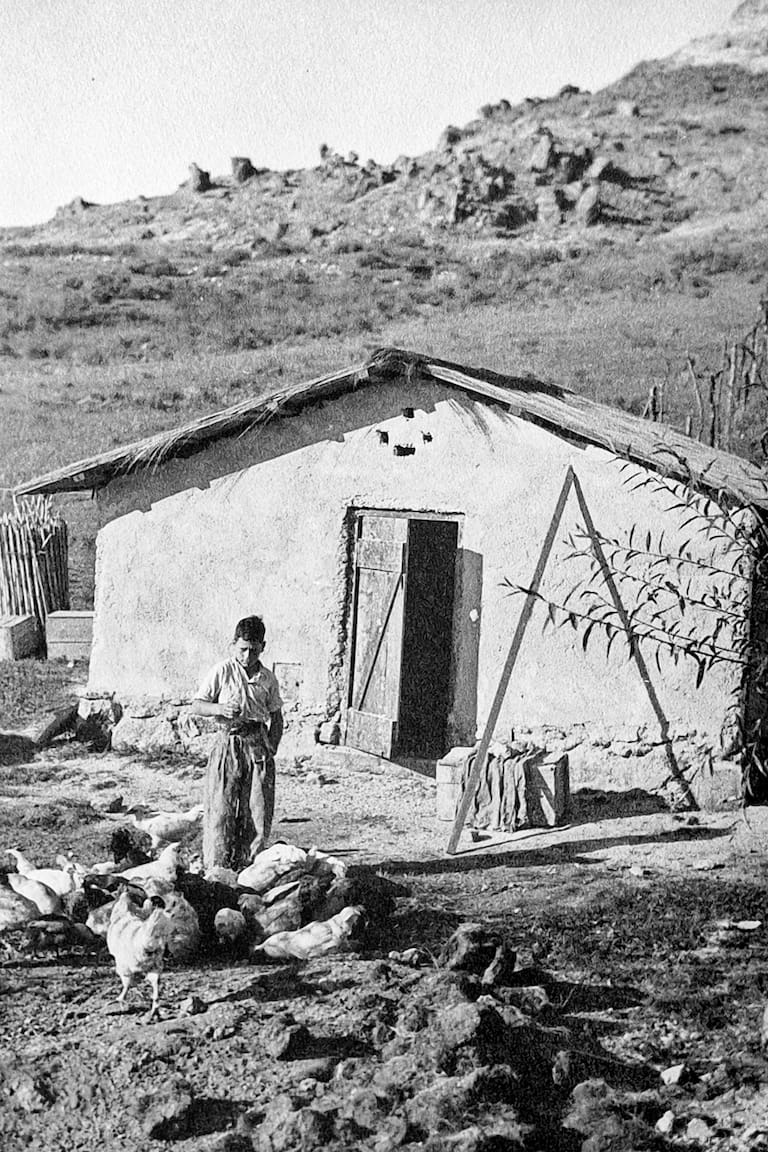 Carta de Helmut Cabjolsky (padre) al gerente de la empresa Siemens en la cuidad de Córdoba donde se menciona el campo denominado, ya en ese entonces, "La Cumbrecita" (1934) y Klaus Cabjolsky en el gallinero (1938)