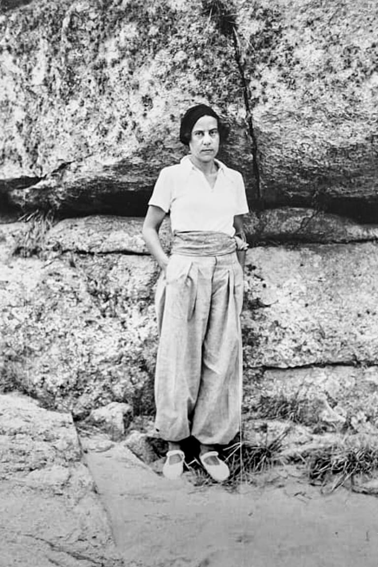 Hedwig Behrend en La Cumbrecita con pantalones de gaucho y la cascada que la cautivó