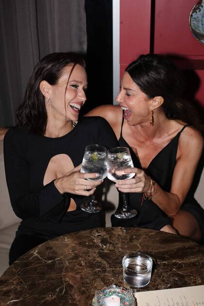 La cumpleañera brinda con Romina Gaetani. Las actrices compartieron elenco en "Buenos chicos" que se emitió por El Trece en 2023.