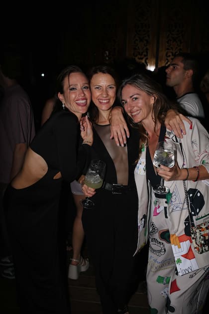 La cumpleañera con Alexia Moyano (compañera de elenco de Gonzalo en la obra "La Mentira" en el teatro El Picadero) y la escritora Erika Halvorsen.