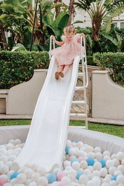 La cumpleañera jugó en el pelotero que fue instalado en los jardines del hotel.