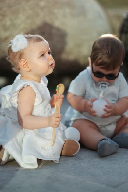 La cumpleañera junto a Alessandro, el hijo de Angie Landaburu