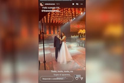 La cumpleañera junto a su abuelo, el productor Quique Estevanez (Foto: Instagram @solestevanez)