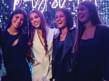 La cumpleañera junto a sus más amigas sorprendió con otro cambio de look; un vestido de corte sastrero en tono blanco, con zócalo de plumas.