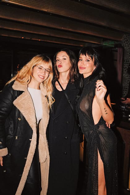 La cumpleañera posa con Connie Isla y Delfina Chaves