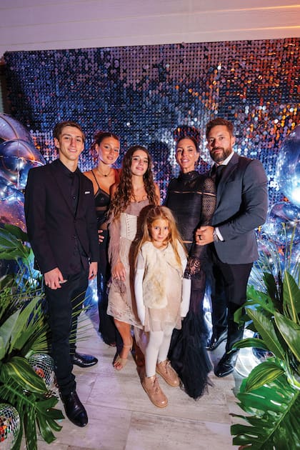 La cumpleañera posa con sus hermanos, Santino y Delfina García Moritán, y Francesca Garavaglia, su mamá, Milagros Brito, y la pareja de Mili, Agustín Garavaglia