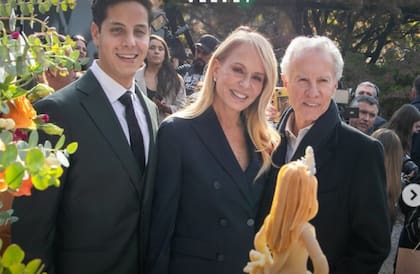 La cumpleañera rodeada por su hijo Máximo (fruto de su matrimonio con Carlos Menem) y Pepo Daire, su marido, en el Museo de la Moda de Chile.