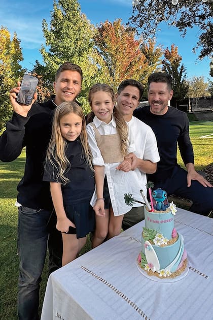 La cumpleañera rodeada por sus hermanos Gianluca –que sostiene su celular con una videollamada con Giovanni desde Italia–, Valentina, Giuliano y su papá.