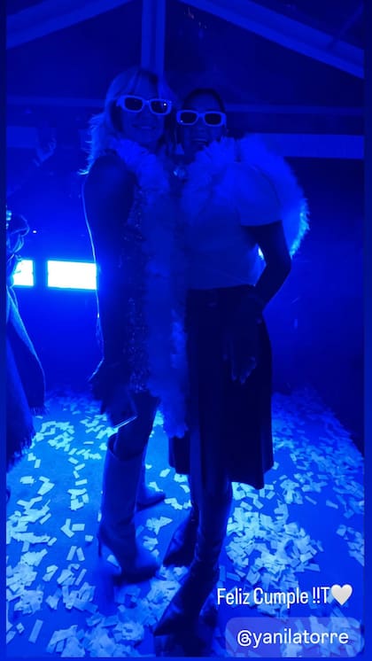 La cumpleañera tuvo dos vestuarios: primero un vestido largo dorado y luego uno corto plateado (Foto: Instagram @yanilatorre)
