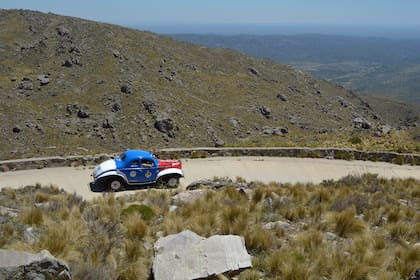 La cupé Ford de 1940 de Juan Lousteau y Mauricio Peyre desciende hacia San Francisco del Monte de Oro, en un singular escenario para semejante vehículo.