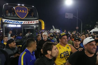 La cúpula de La 12 en el banderazo: Di Zeo (de remera negra y pelo blanco) al frente del colectivo y Mauro Martin (abajo a la derecha, con gorra blanca y remera negra)