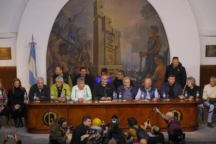 La cúpula de la CGT, en el salón Felipe Vallese, haciendo la evaluación del segundo para general contra Milei