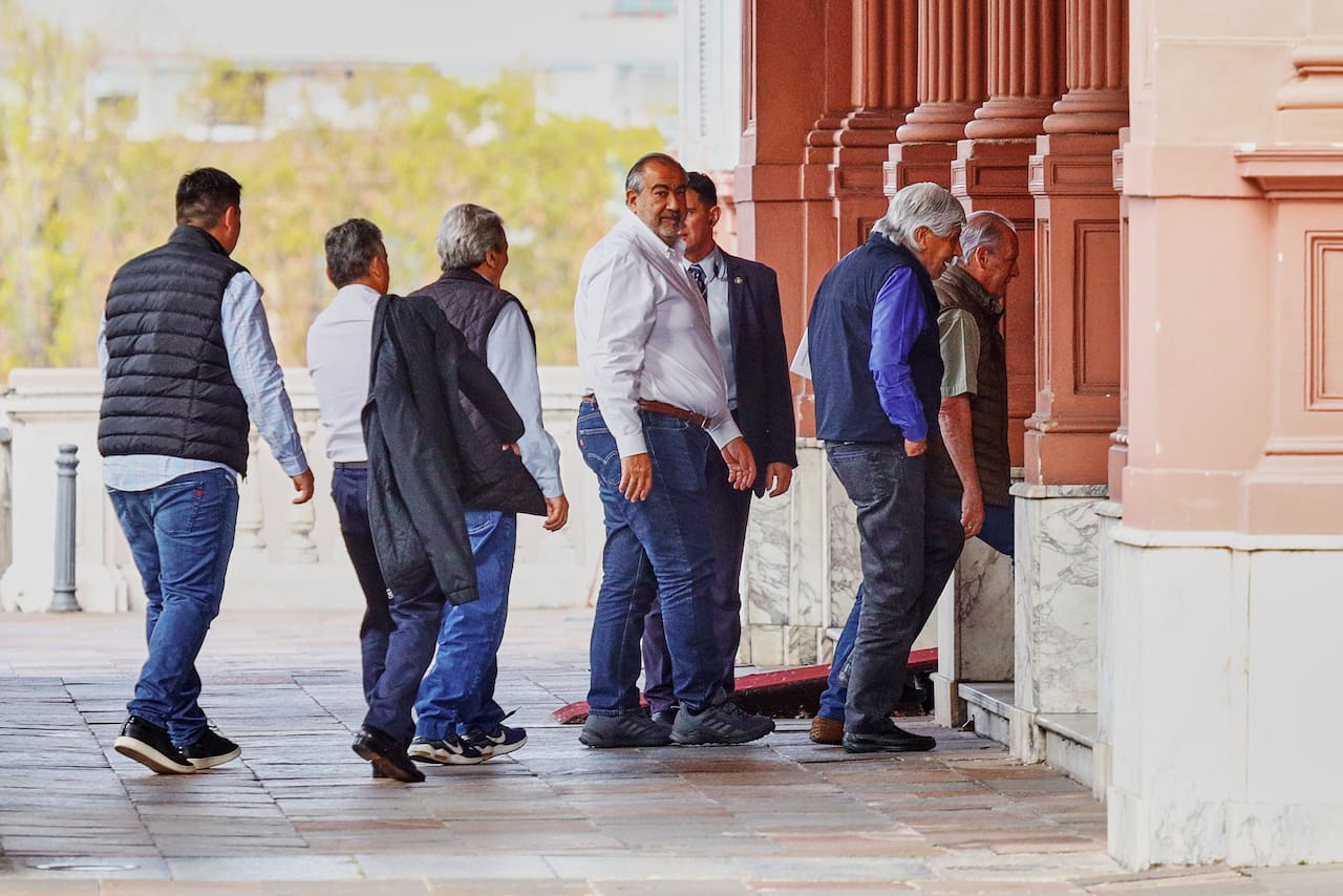 El Gobierno busca blindar la paz social en las fiestas y convocó una mesa de diálogo con la CGT y con los empresarios del G6