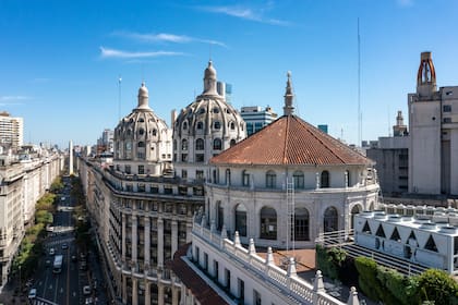 La cúpula de tejas coloniales del Banco y las del Bencich, emblemas de la Diagonal Norte.