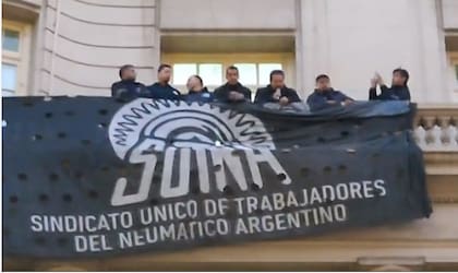 La cúpula del Sindicato del Neumático, con Crespo a la cabeza, en la sede del Ministerio de Trabajo de la avenida Callao al 100