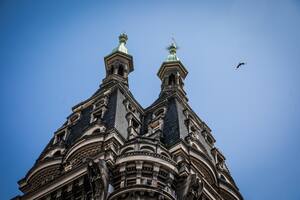 La cúpula doble, coronada, el sello característico del edificio Otto Wulff