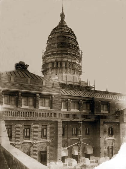 La cúpula en construcción, hacia 1909. El frente también carecía aún de su revestimiento pétreo.