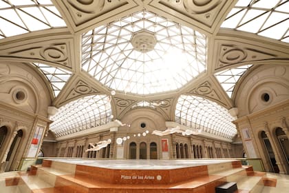 La cúpula vidriada del Centro Cultural Borges es un espacio de exhibición en sí mismo. En la foto, las esculturas de nadadoras de la muestra Fulguraciones, de Renata Schussheim.