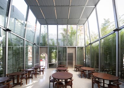 La cúpula vidriada que se instaló en la terraza funciona a modo de invernadero: es el bar Cima. El estudio Adamo Faiden estuvo a cargo de la obra.