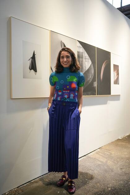 La curadora de Pinta BAphoto, Irene Gelfman, con un look de Issey Miyake