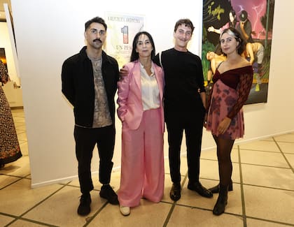 La curadora Laura Batkis seleccionó artistas jóvenes como Ramiro Smith Estrada, Sasha Minovich y Belén López De Carlo. "Aspiramos a que esta muestra sea inicio de una carreraen el mundo del arte, ese primer paso que a veces consiste simplemente en mostrar el trabajo a un público más amplio"