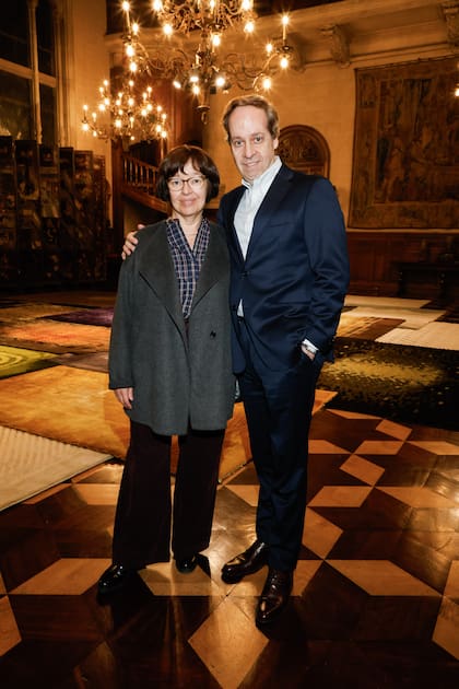 La curadora María José Herrera y Hugo Pontoriero, director del Museo Nacional de Arte Decorativo