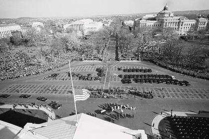 La cureña llegando al Capitolio (con la bandera a media asta), donde se realizó la ceremonia. 