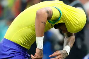 La curiosa jugada en la que Neymar se quedó sin camiseta en el duelo entre Brasil y Serbia
