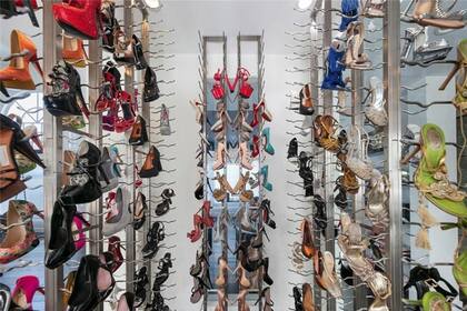 La curiosa ubicación de los zapatos de Carmen Electra: en la cocina, expuestos en una vitrina