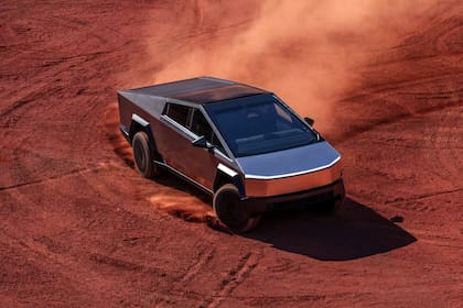 La Cyberbeast de Tesla cuenta con tracción en las cuatro ruedas con tres motores