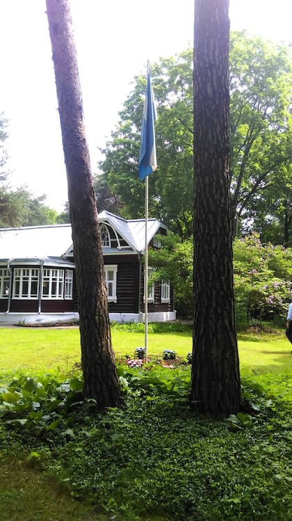 La Dacha está rodeada de un bosque y su arquitectura recuerda a las casas eslavas de madera de fines del siglo XIX