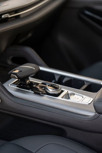 La Dakota está impulsada por un motor turbodiésel de 200 CV y 450 Nm, asociado a una caja automática de ocho velocidades.