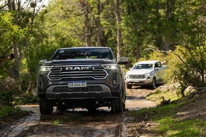 La Dakota suma asistencias avanzadas: frenado autónomo, control crucero adaptativo, mantenimiento de carril y alerta de punto ciego.